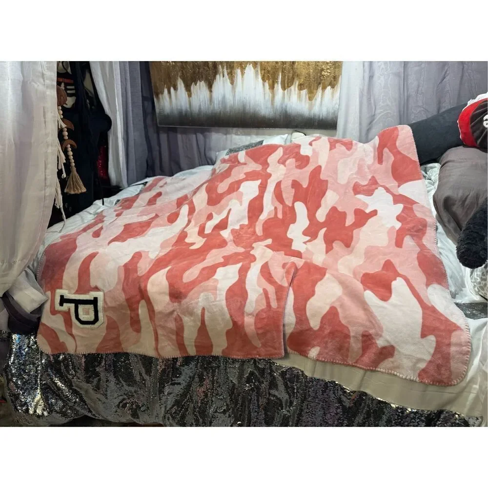 VS PINK camo camouflage Sherpa teddy fur throw BLANKET guc